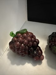 Vintage Art Glass Cluster Bunch Purple Wine Grapes w/Leaf 6.5″ Long