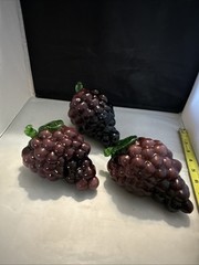 Vintage Art Glass Cluster Bunch Purple Wine Grapes w/Leaf 6.5″ Long