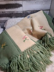 Beautiful Hand Crocheted Twin Size Blanket In Green & Cream W/Flowers~78×62″
