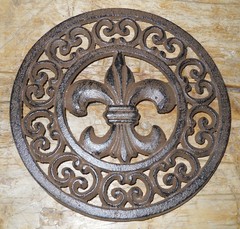 Cast Iron Round FLEUR DE LIS Plaque Sign Rustic Saints Decor TRIVET French