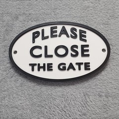 Please Close The Gate Oval Sign Black & White Thick PLA Plaque
