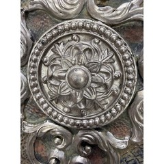 Ornate Silver Wall Plaque Faux Crocodile Texture Scrollwork Medallion 15.5″